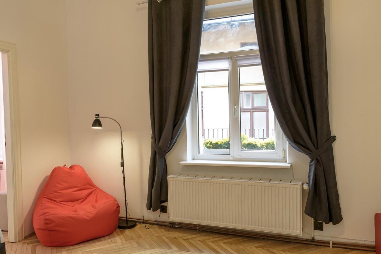 לבוב Red And Yellow Apartment Modern מראה חיצוני תמונה