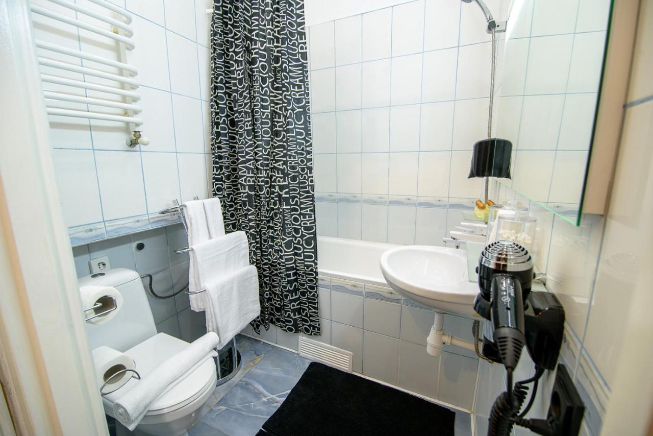 לבוב Red And Yellow Apartment Modern מראה חיצוני תמונה