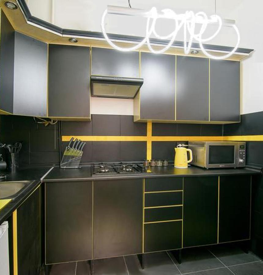 לבוב Red And Yellow Apartment Modern מראה חיצוני תמונה