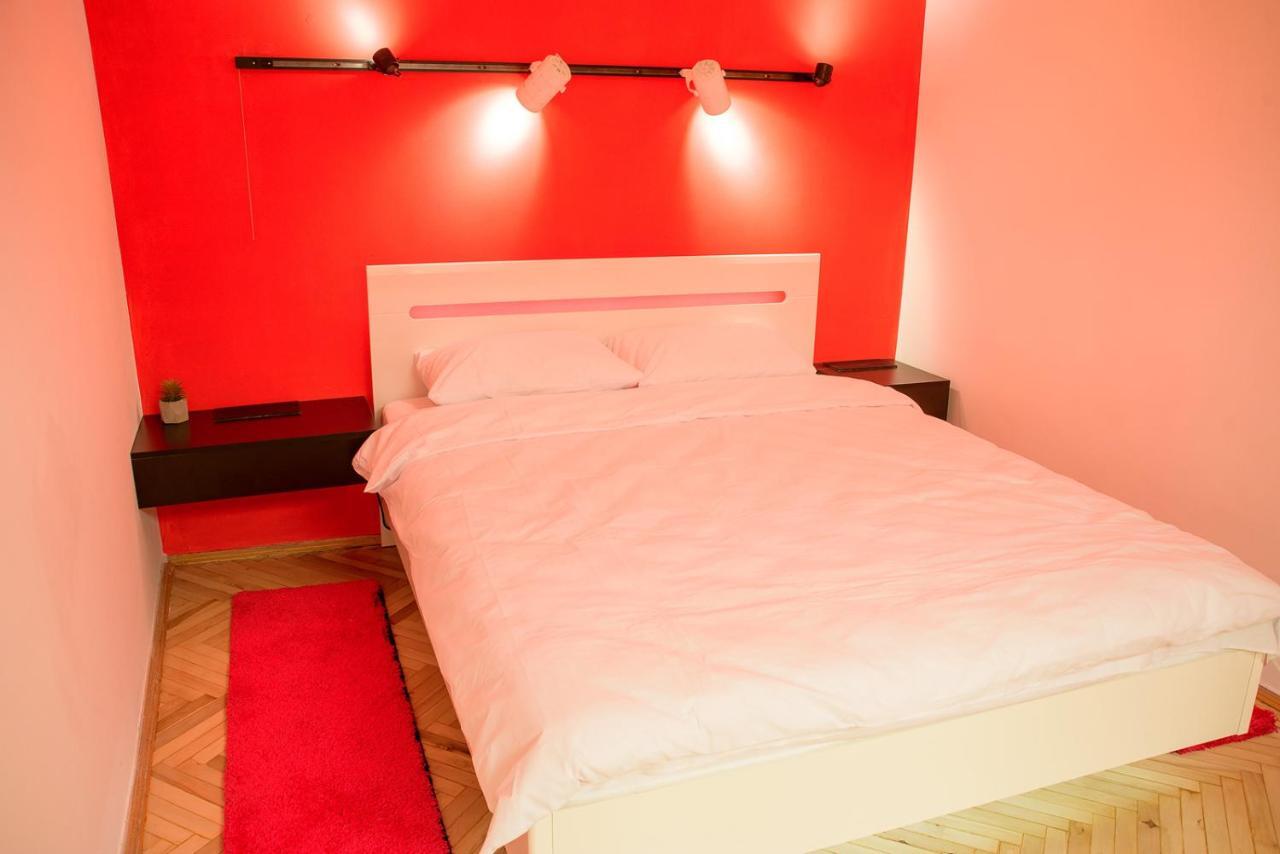 לבוב Red And Yellow Apartment Modern מראה חיצוני תמונה